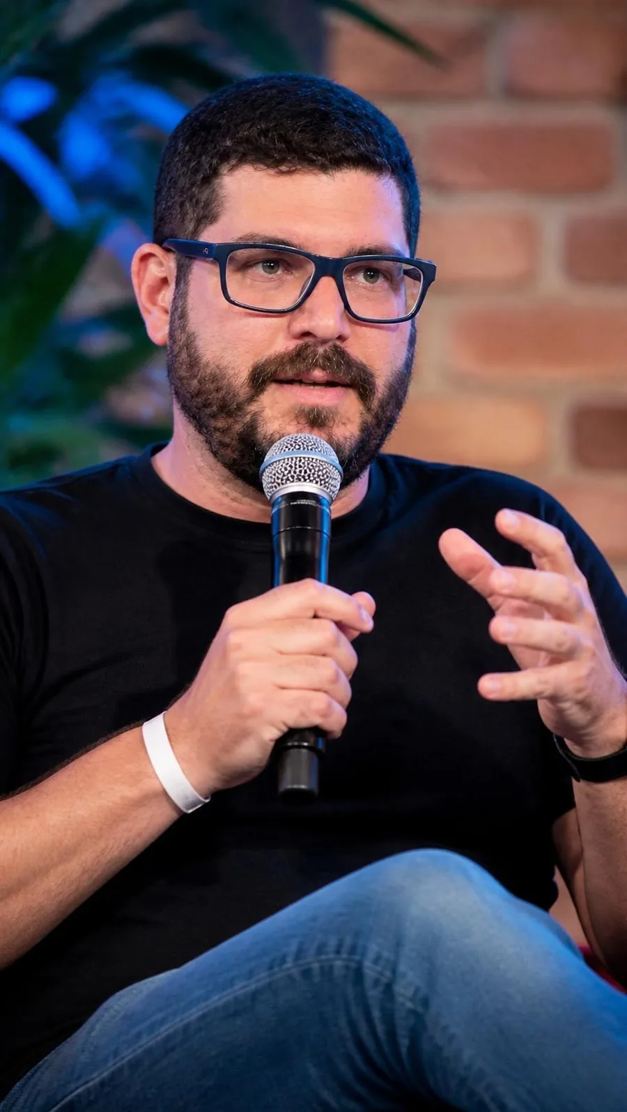Lior Barak speaking with a microphone at App Growth Summit Berlin